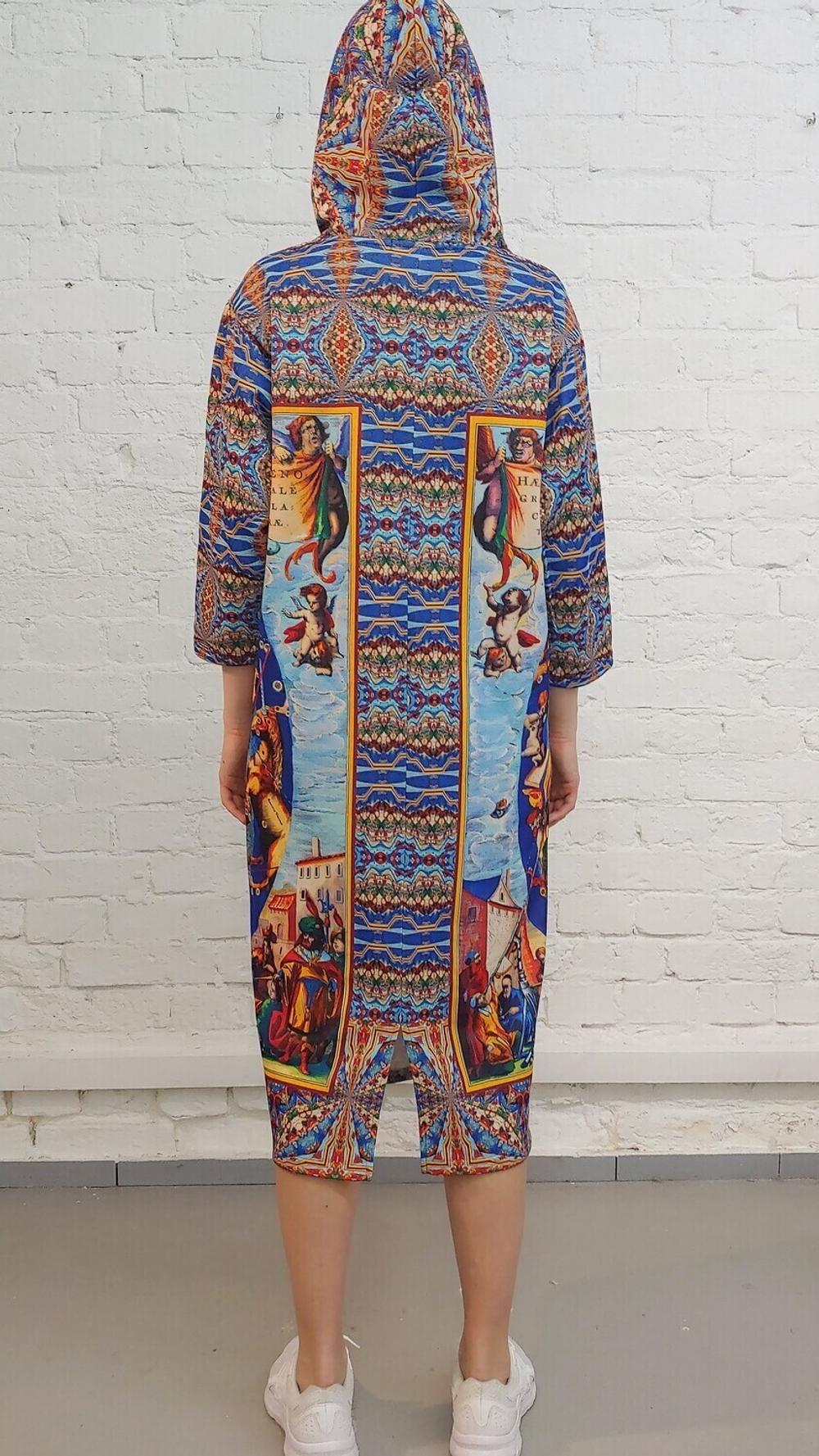 Платье с капюшоном "Яркие созвездия", по мотивам иллюстраций из Небесного атласа Андреаса Целлариуса «Гармония Макрокосмоса»