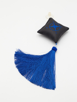 Ромб объемный на присоске Роза Ветров (экокожа, черный, синяя вышивка, кисть)