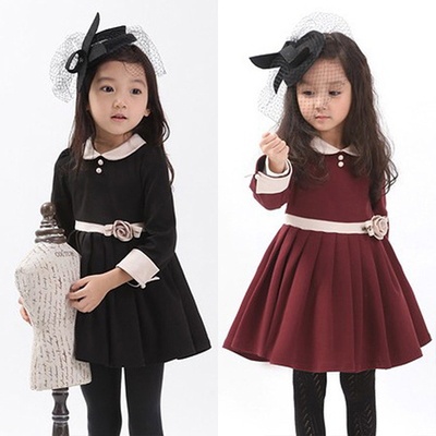 Платье с контрастными воротником и манжетам, с текстильной розой на поясе