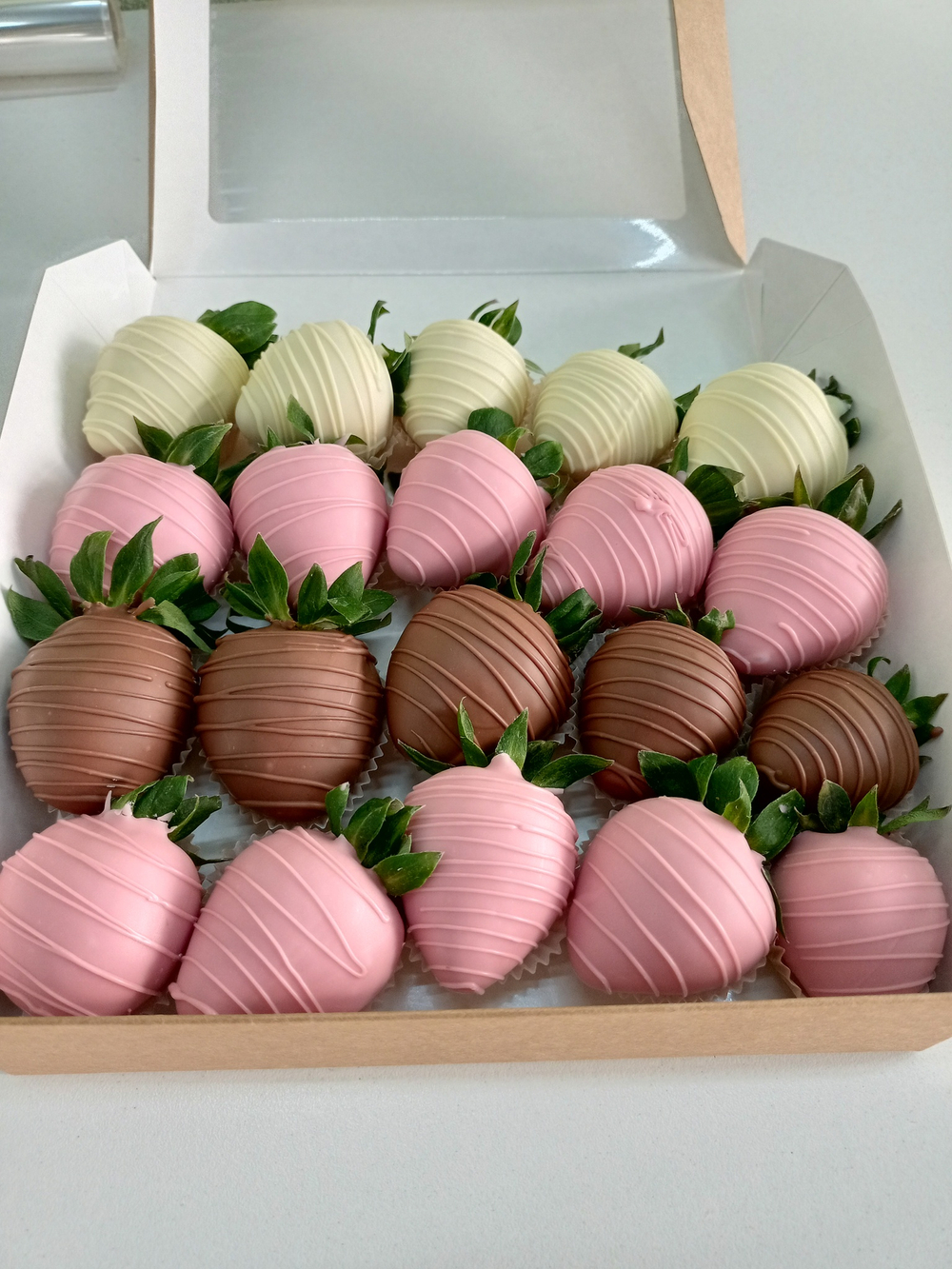 Клубника в шоколаде "Три вкуса"