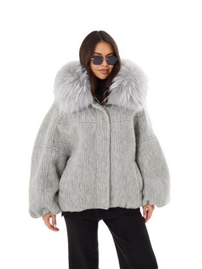 Светло-серый текстильный пуховик объемного кроя