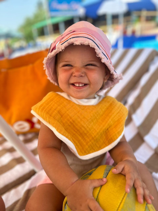 Двусторонний непромокаемый слюнявчик нагрудный Карамбола RinaAmari