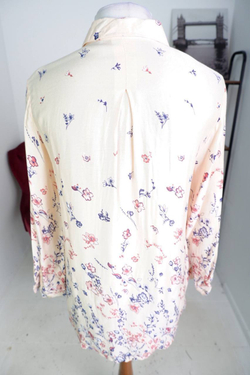 Блузка приятной расцветки, визуально на 44 размер