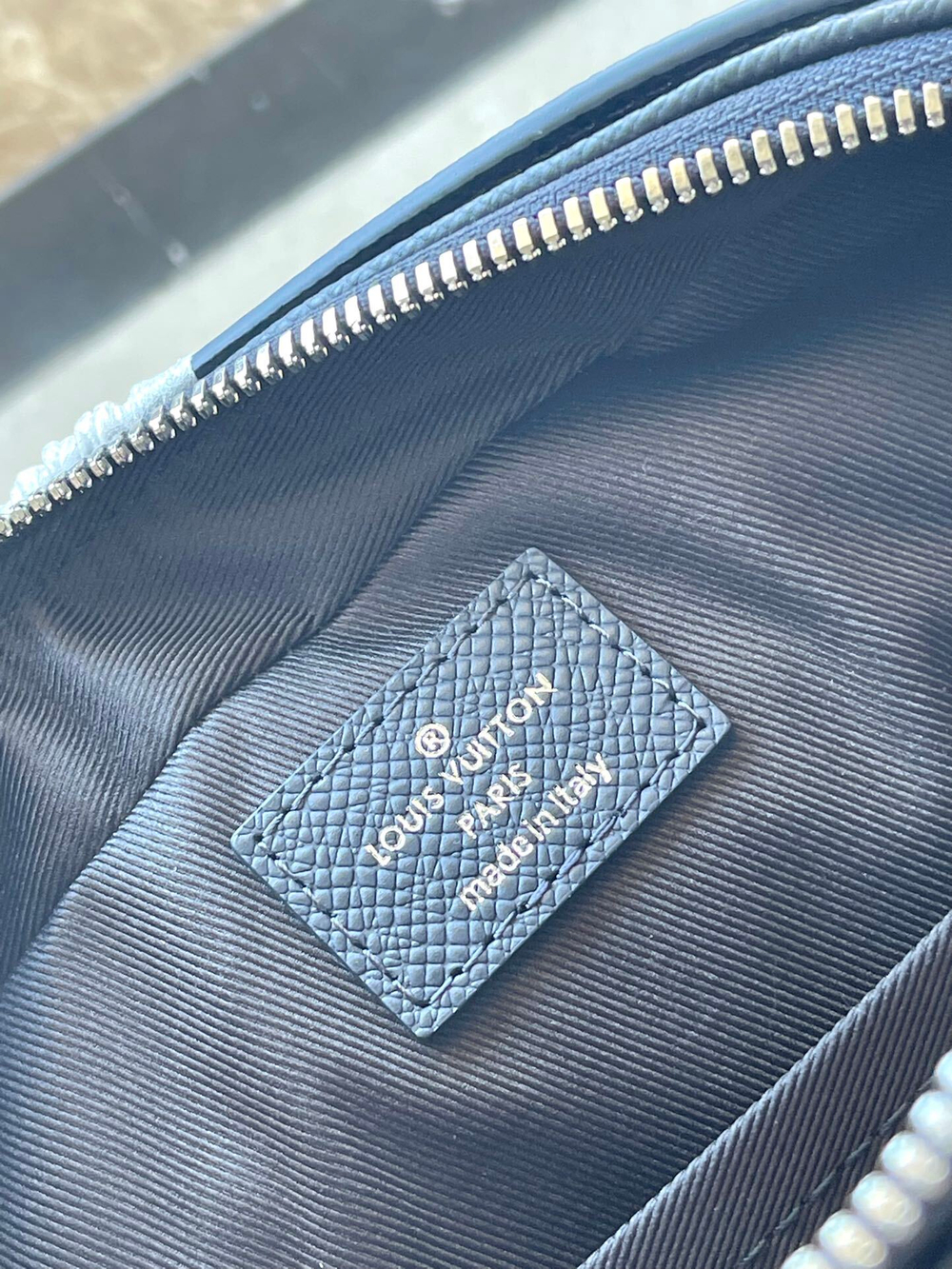 Louis Vuitton Avenue Messenger