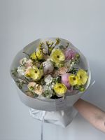 Букет сборный из кустовых пионовидных роз, ранункулюсов и пионов