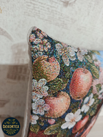 Декоративный гобеленовый чехол для интерьерной подушки В саду 38*38