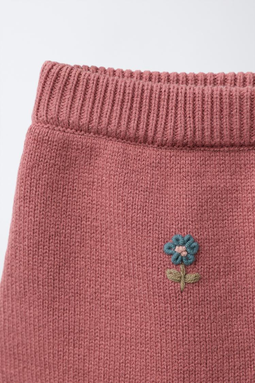 ZARA ТРИКОТАЖНАЯ ЮБКА С ВЫШИТЫМИ ЦВЕТАМИ, МЯГКИЙ РОЗОВЫЙ