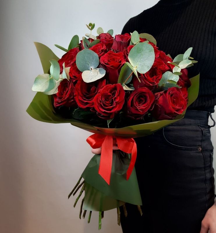 Букет роз Мадам Рэд с эвкалиптом 40 см (в упаковке)