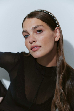 Тонкий ободок с белыми камнями