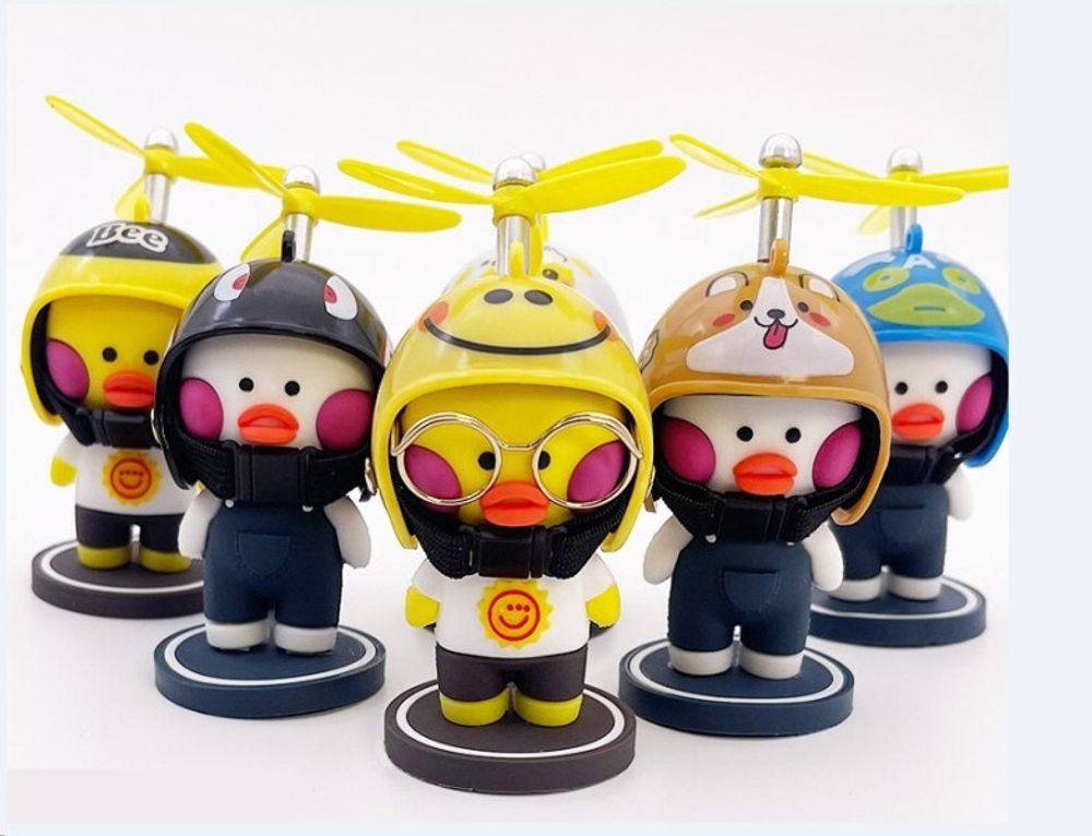 Игрушка на панель УТКА в шлеме стоящая (P.R.C.)