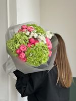 Букет сборный из гортензии, кустовых пионовидных роз и маттиолы