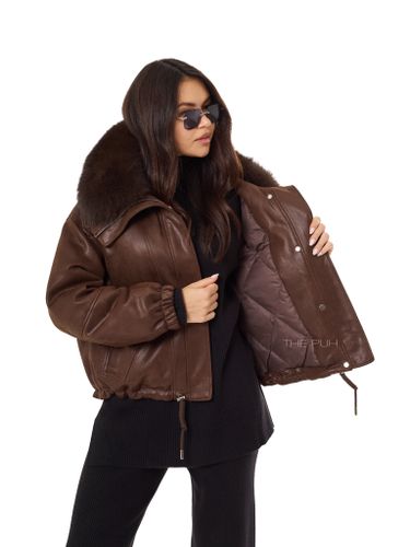 Шоколадная куртка-пуховик из эко-кожи с накладным мехом