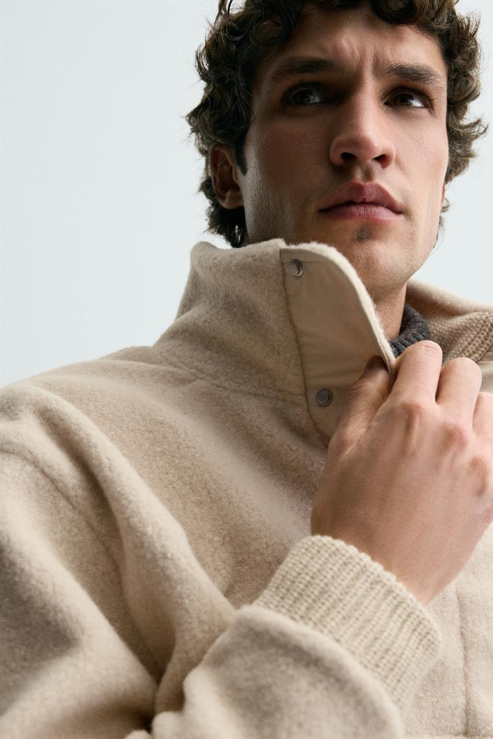 ZARA КОМБИНИРОВАННАЯ ТОЛСТОВКА ИЗ ИСКУССТВЕННОЙ ОВЧИНЫ, ЭКРЮ