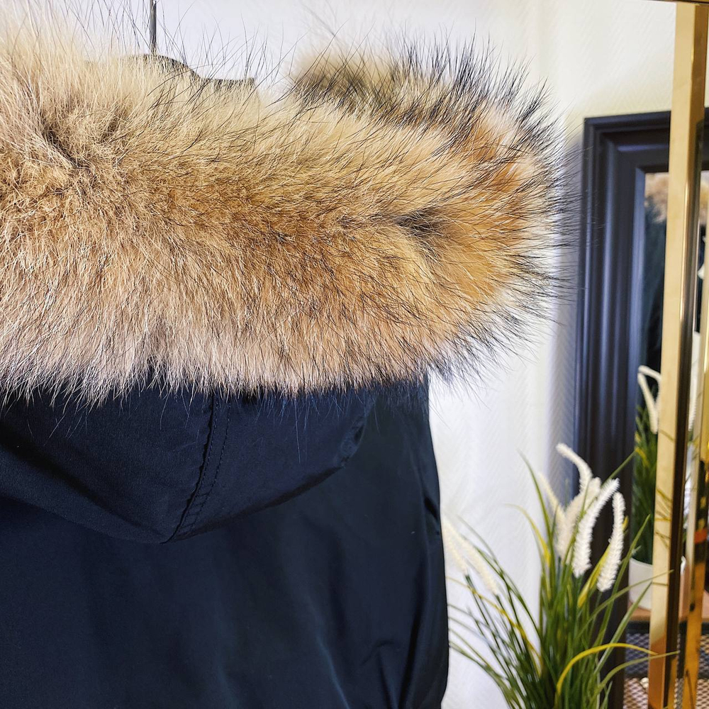 Парка с меховой отделкой капюшона