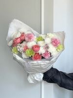 Букет сборный из кустовых пионовидных роз, диантусов и хризантемы