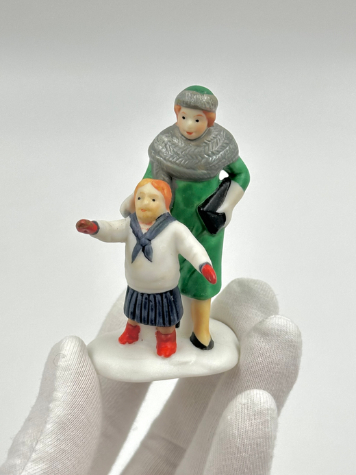 Фигурка Женщина с девочкой Department 56