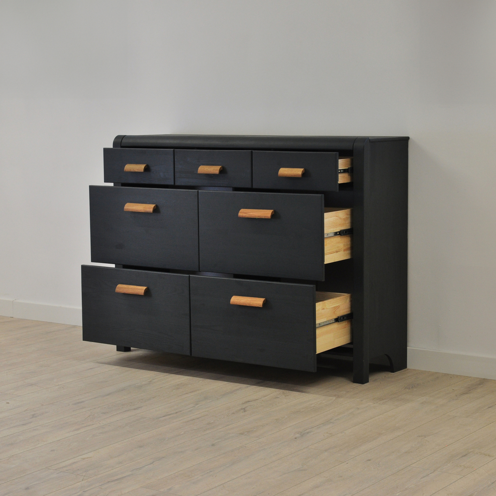 Комод 7 ящиков Мадейра из массива сосны на ножках