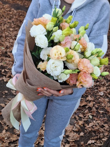 Букет из белых и розовых эустом (лизиантусов)