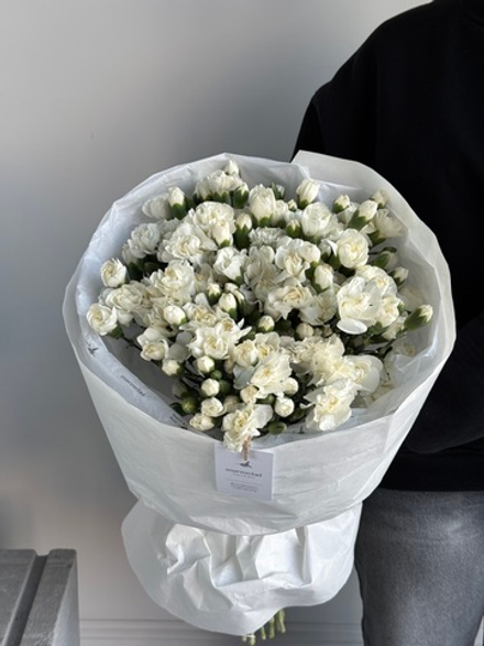 Моно букет из кустовых диантусов в белом оттенке 51 шт