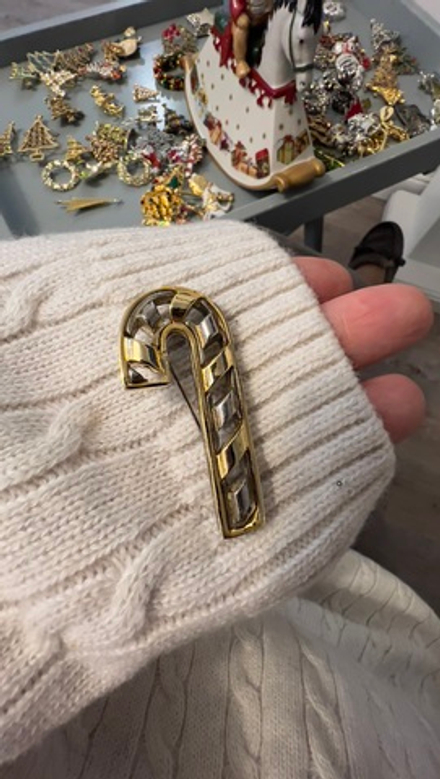 Новогодняя брошь карамельная трость биколор