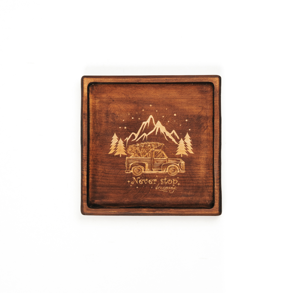 Деревянная менажница из кедра для подачи блюд и закусок с гравировкой "Never stop dreaming"