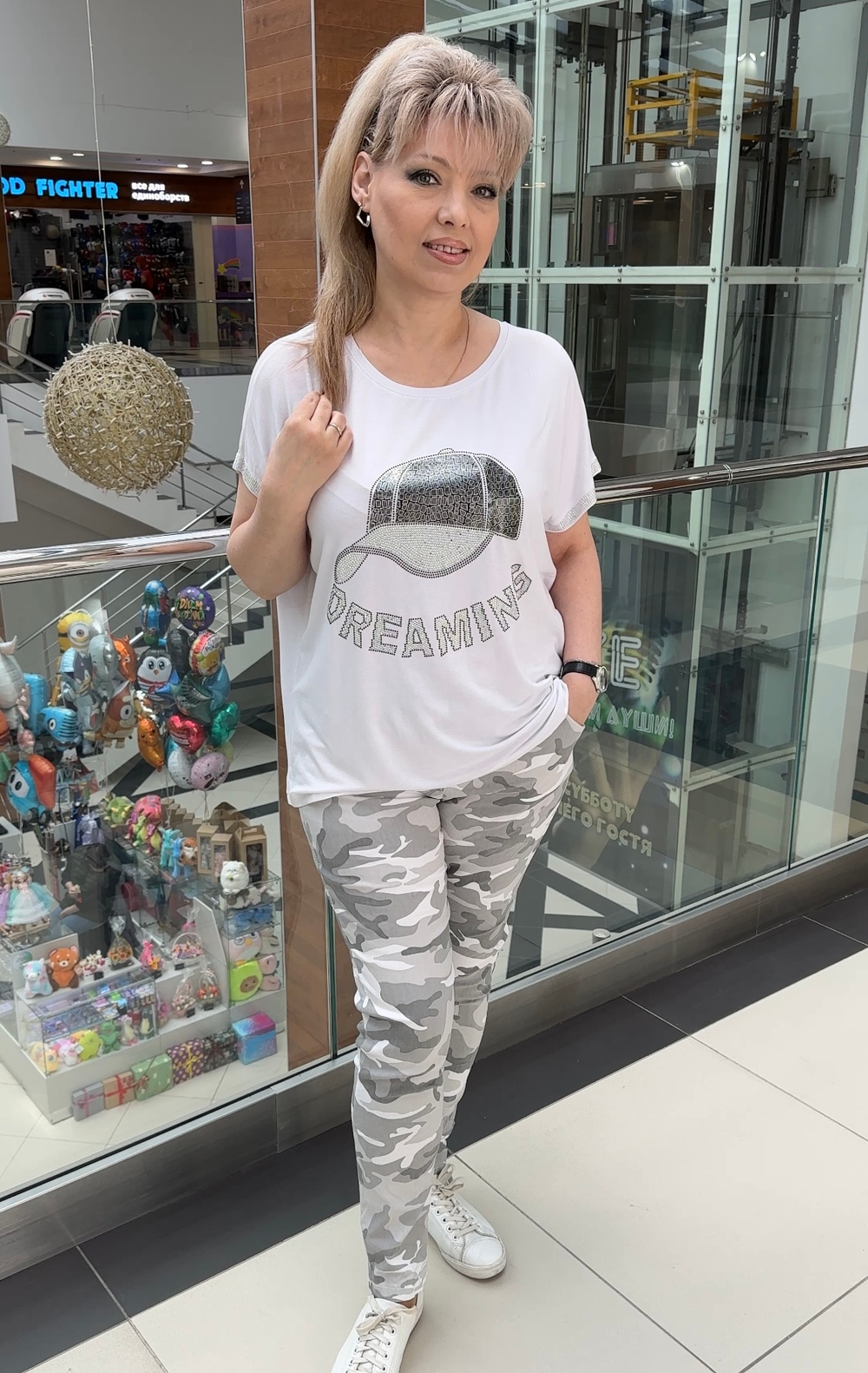 Белый блузон-футболка с принтом блестящей кепки