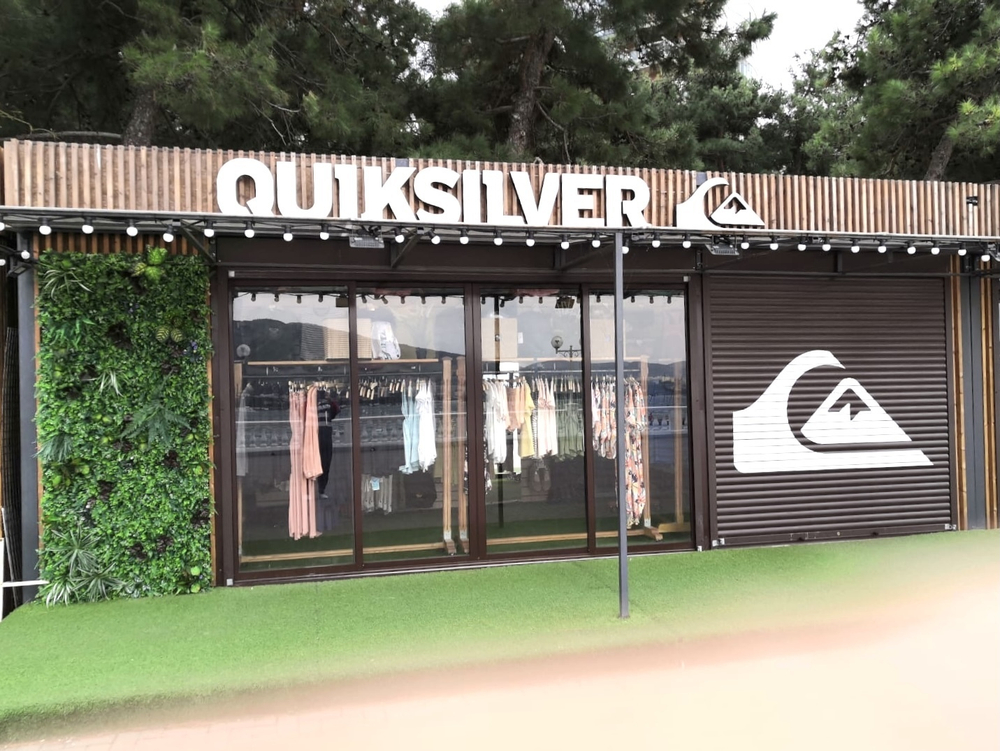 Искусственное озеленение фасада магазина одежды. г.Геленджик