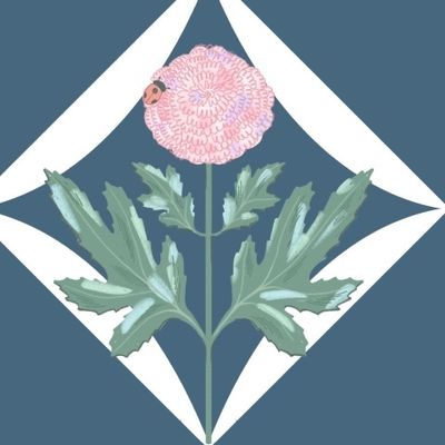 Божья коровка на хризантеме в алмазной клетке