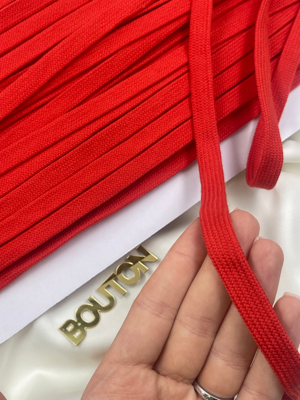 Шнур плоский красный метражом 12 мм