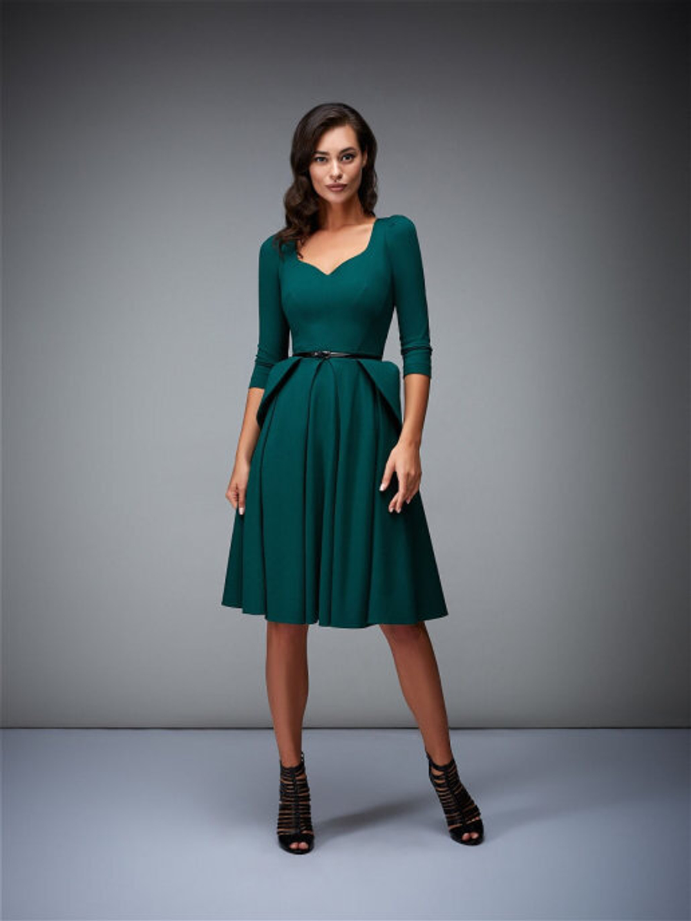 Платье с баской и фигурной горловиной зелёное 03-01-19FW