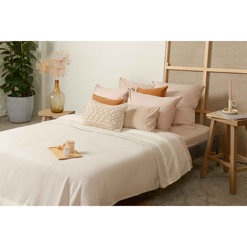 Чехол на подушку из хлопкового бархата бежевого цвета из коллекции essential, 30х50 см