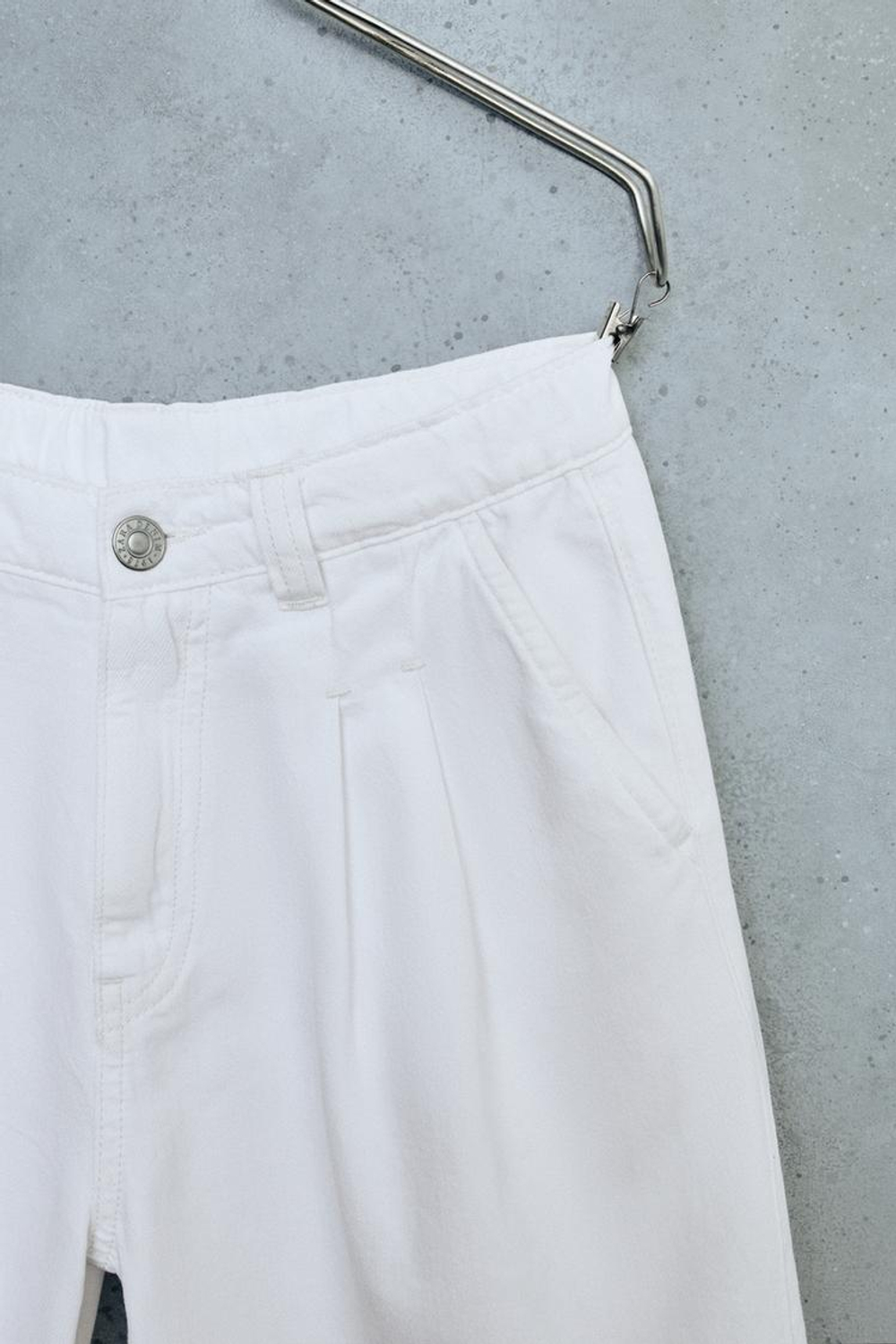 ZARA STORIESZ - ОДНОТОННЫЕ ШОРТЫ С ЗАЩИПАМИ, БЕЛЫЙ