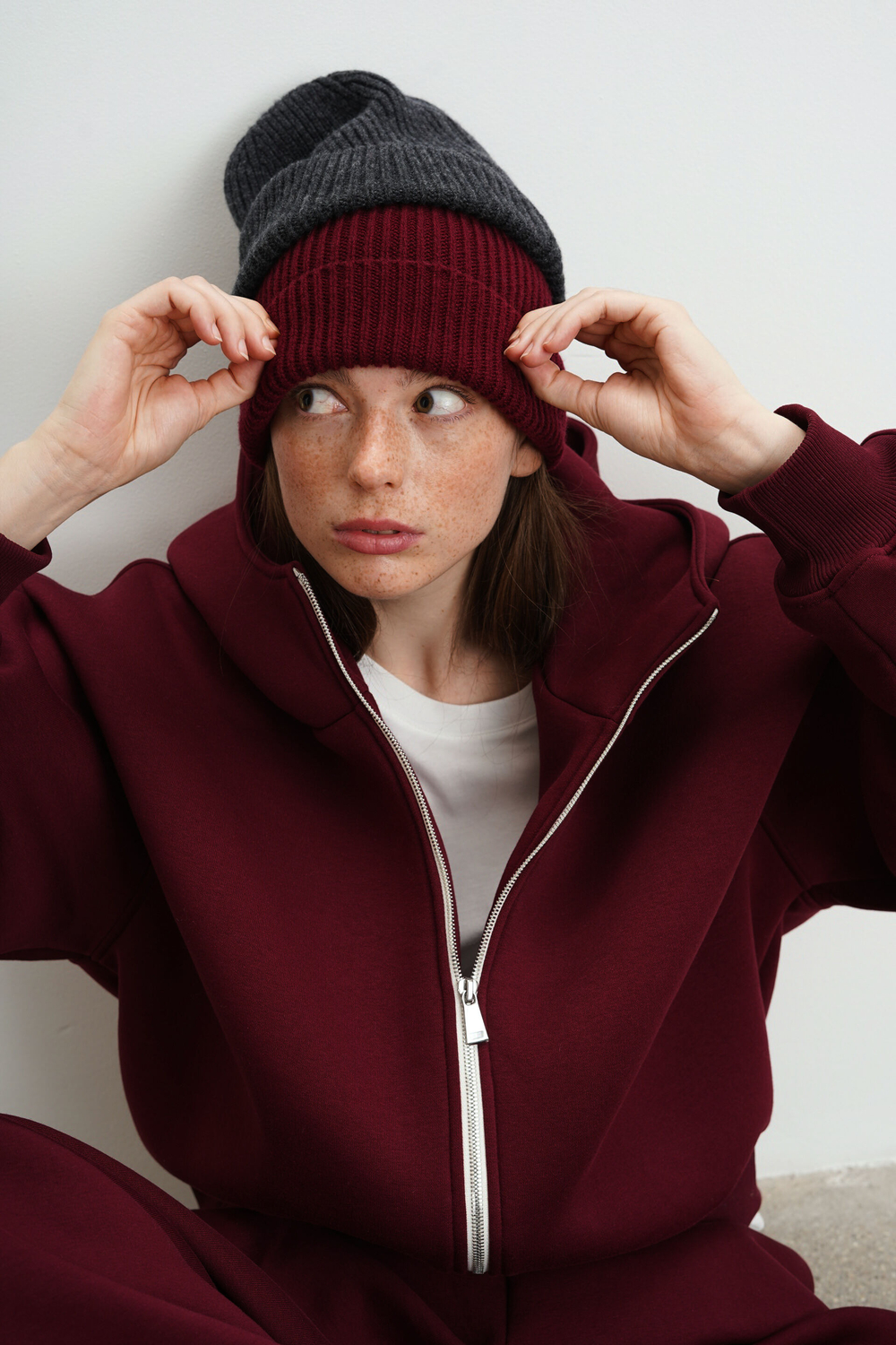 Шапка из кашемира с мериносом цвета бордо