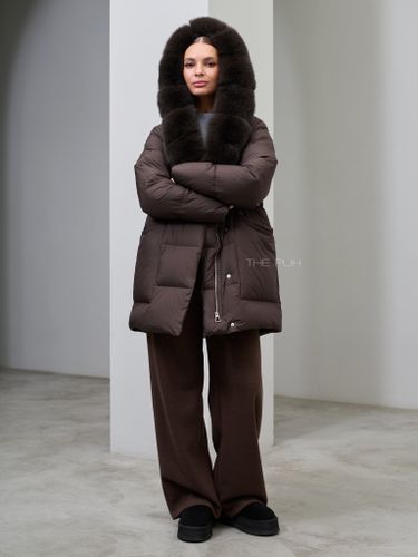 Удлиненный шоколадный пуховик с поясом и мехом