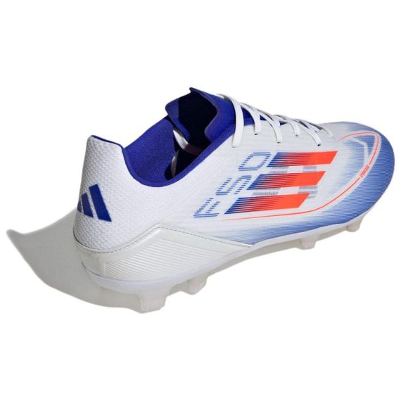 Футбольные бутсы Adidas F50 League - это низкие белые кроссовки