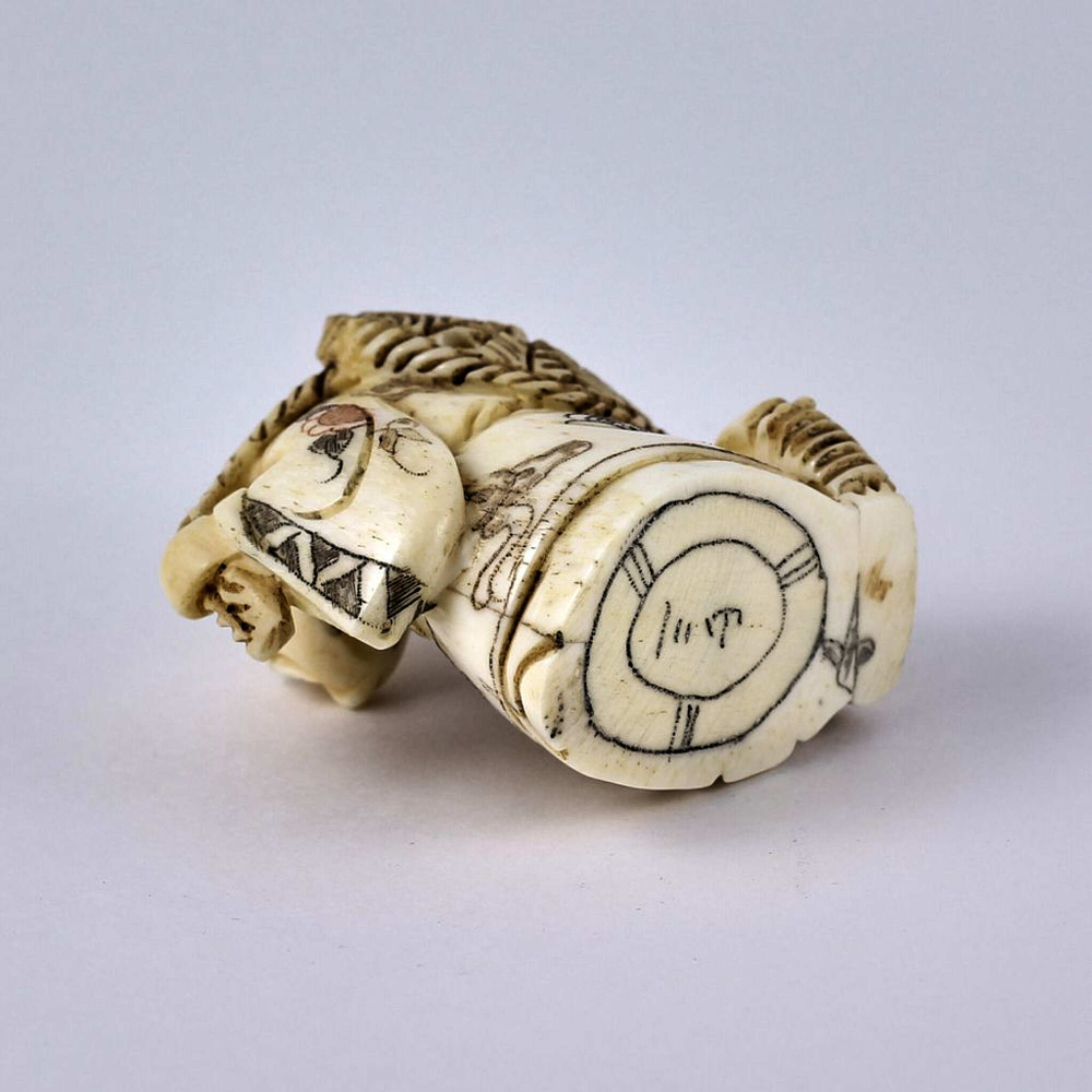 Нэцкэ Монах с волшебной шляпой и кузовом рыбы