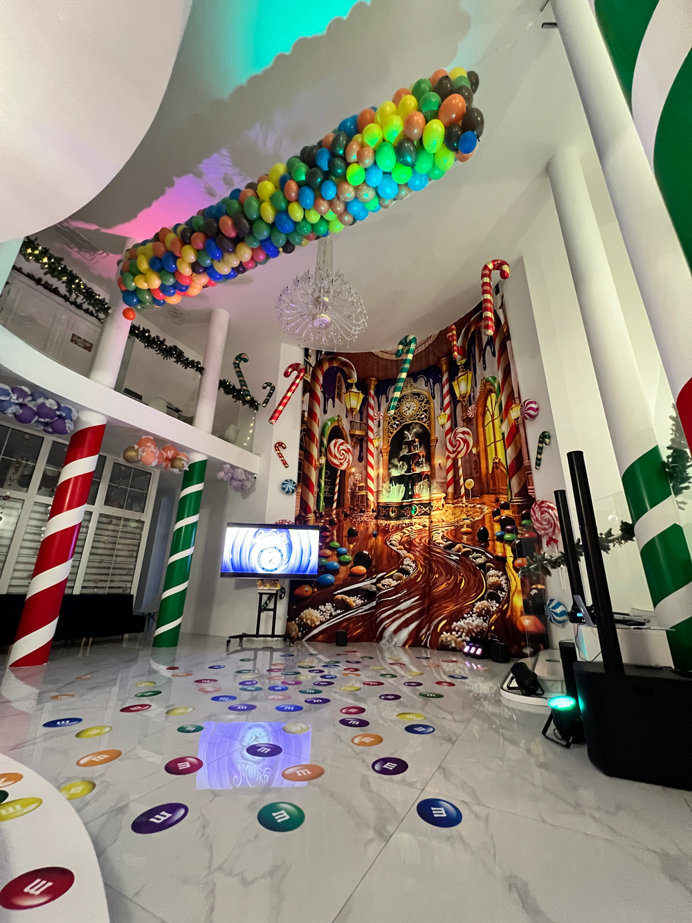 Сброс 500 воздушных шаров из сетки