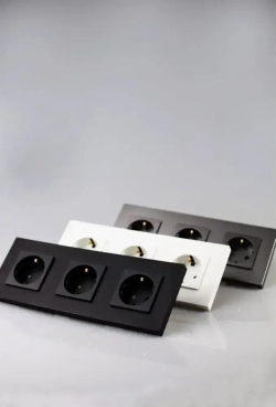 Розетки черные тройные с заземлением
