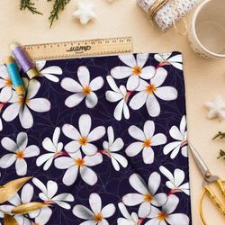 Ткань флис крупные белые цветы на фиолетовом фоне с узором