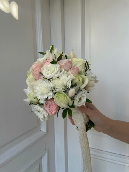 Свадебный букет из диантусов, лизиантуса, кустовых пионовидных роз и зелени