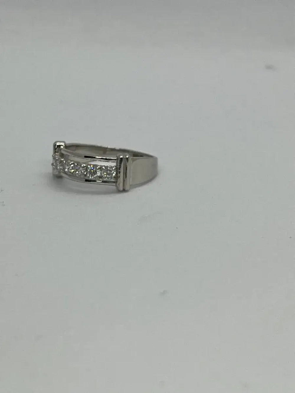 Кольцо серебряное с дорожкой из фианитов