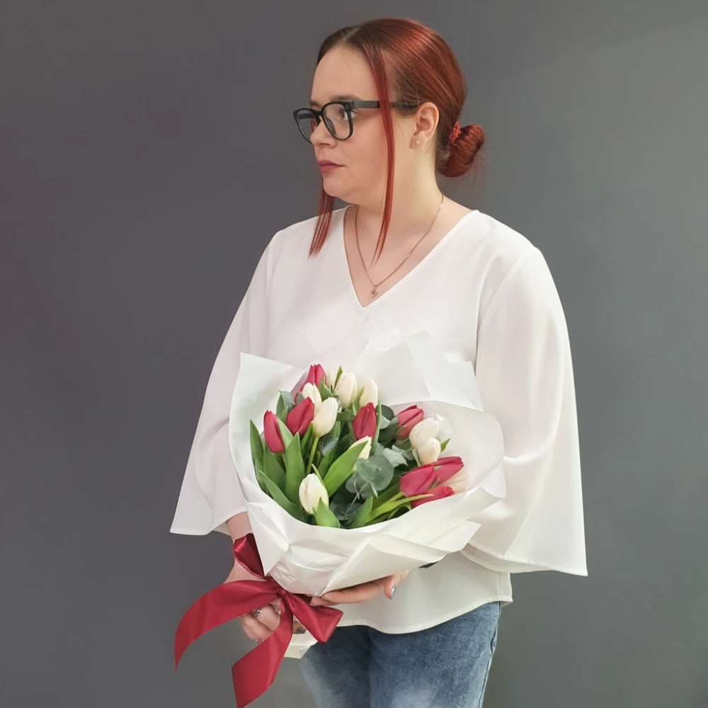 Контрастный букет из 19 красных и белых тюльпанов.