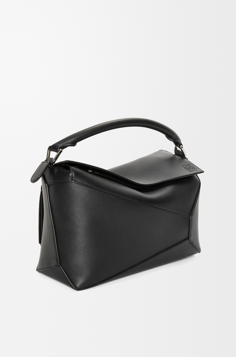 Loewe Сумка среднего размера Puzzle Edge из классической телячьей кожи, черный