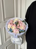 Букет из нежных ранункулюсов