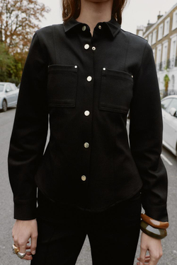 ZARA ПРИТАЛЕННАЯ РУБАШКА ИЗ КРЕПА, ЧЕРНЫЙ