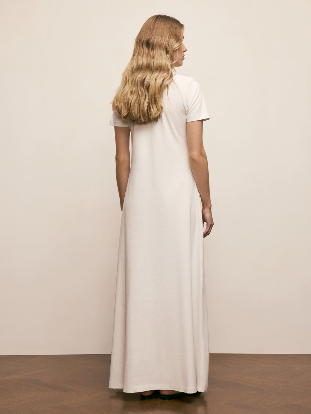 Длинное белое платье с коротким рукавом Pure Essence