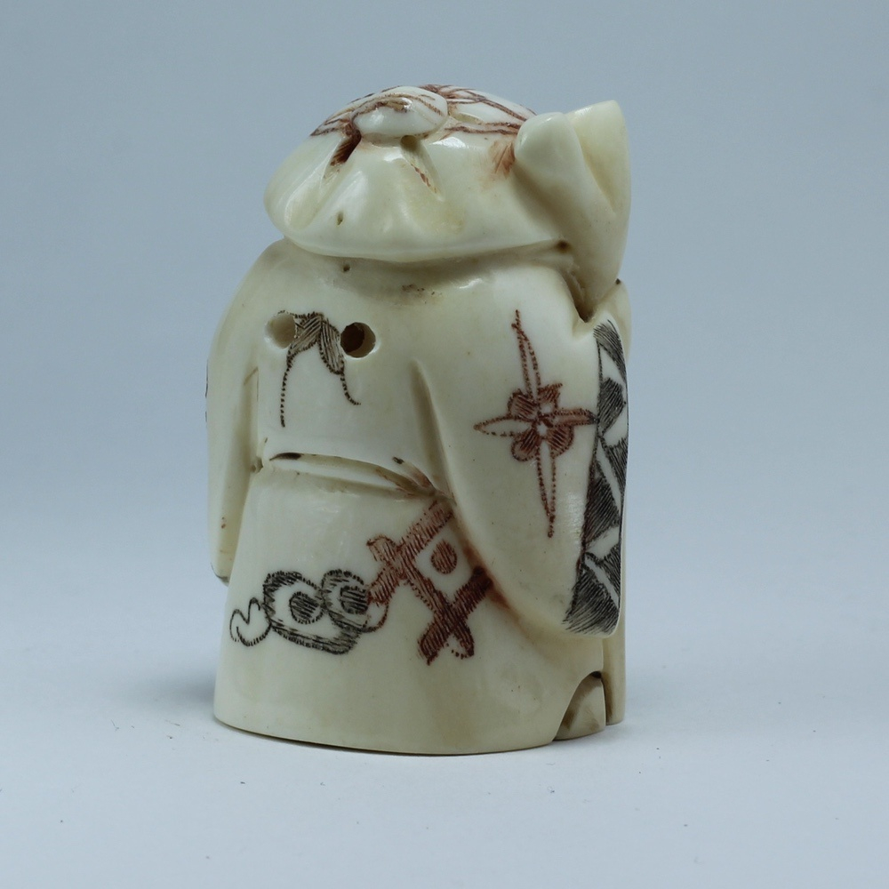 Нэцкэ Фукурокудзю с посохом и корзиной рыбы