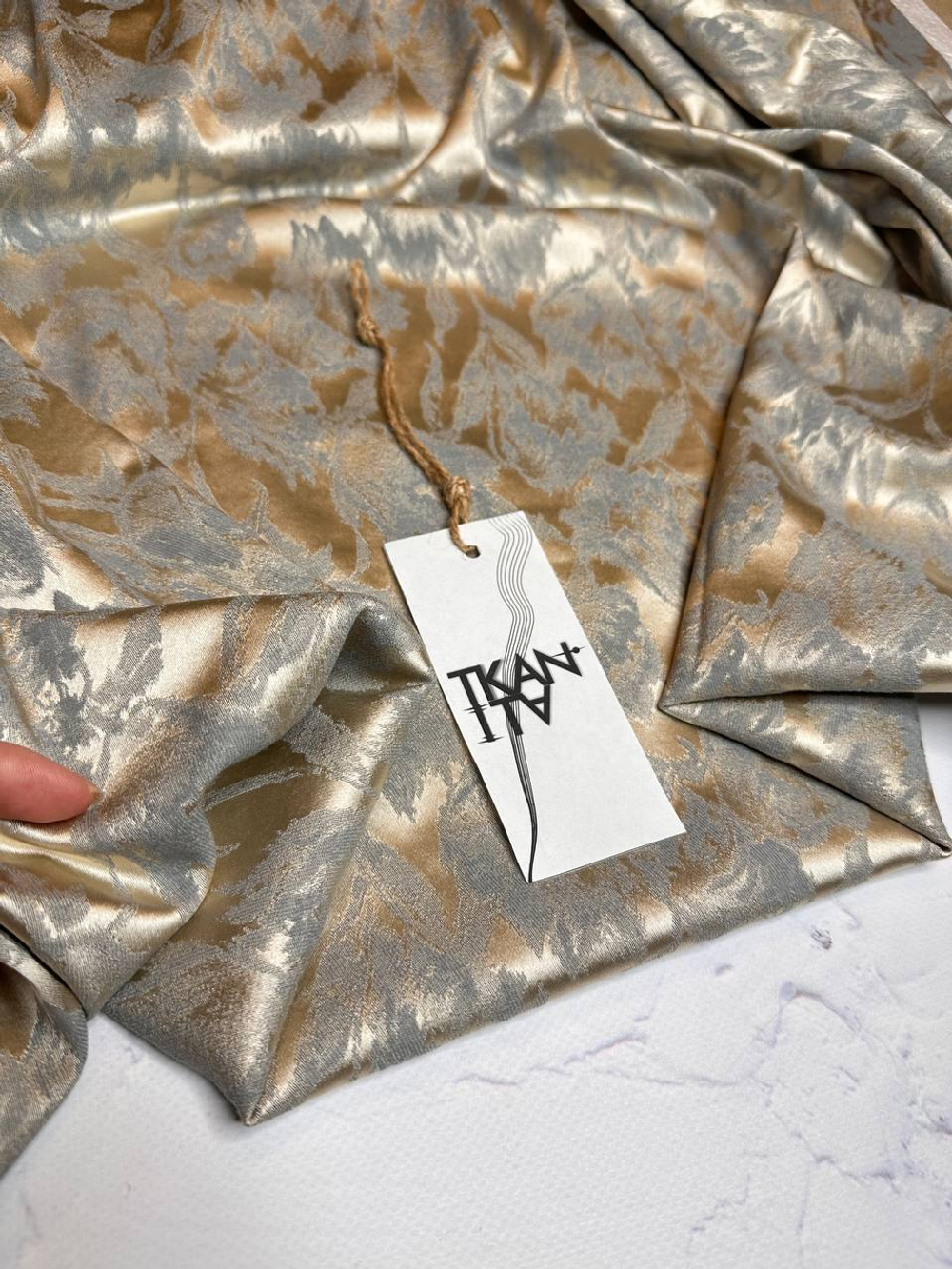 Костюмно-плательный трикотажный жаккард с эластаном (Girani, 77%ацетат/17%пэ/6%эластан, Бежевое золото/серо-голубые тюльпаны, 130, 225 гр/м2)