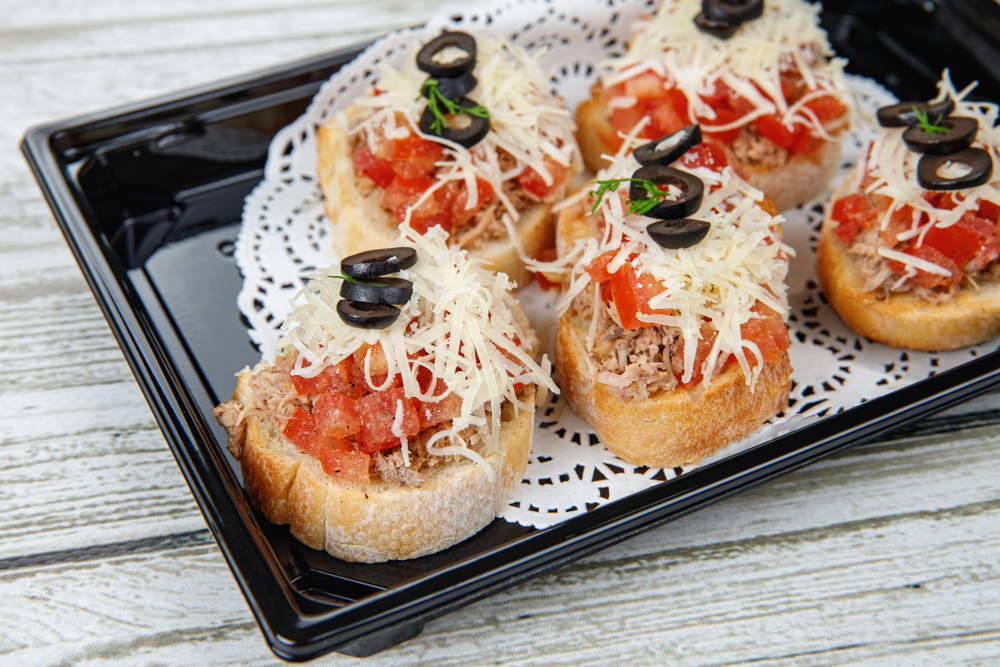 Брускетта с тунцом, томатами, маслинами и пармезаном