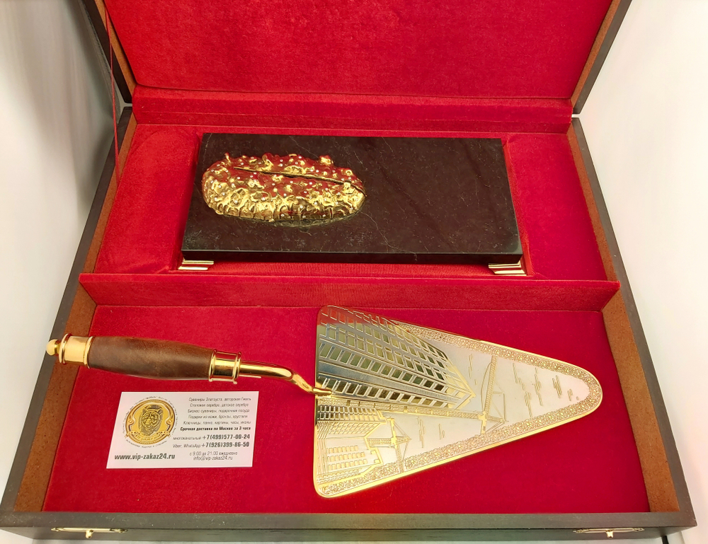 Подарок строителю "Мастерок" на долерите с фианитами